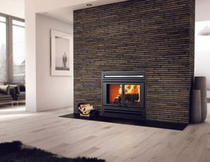Valcourt: Manoir Wood Fireplace